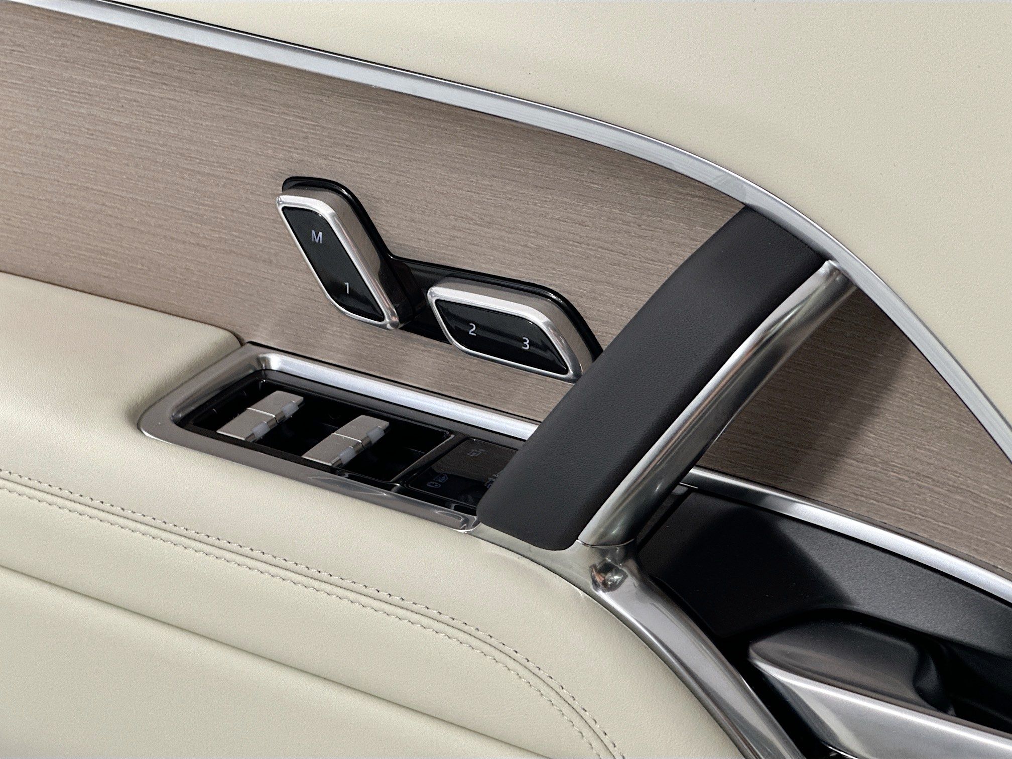 new 2026 Land Rover Range Rover Plug-In Hybrid car, priced at $135,525