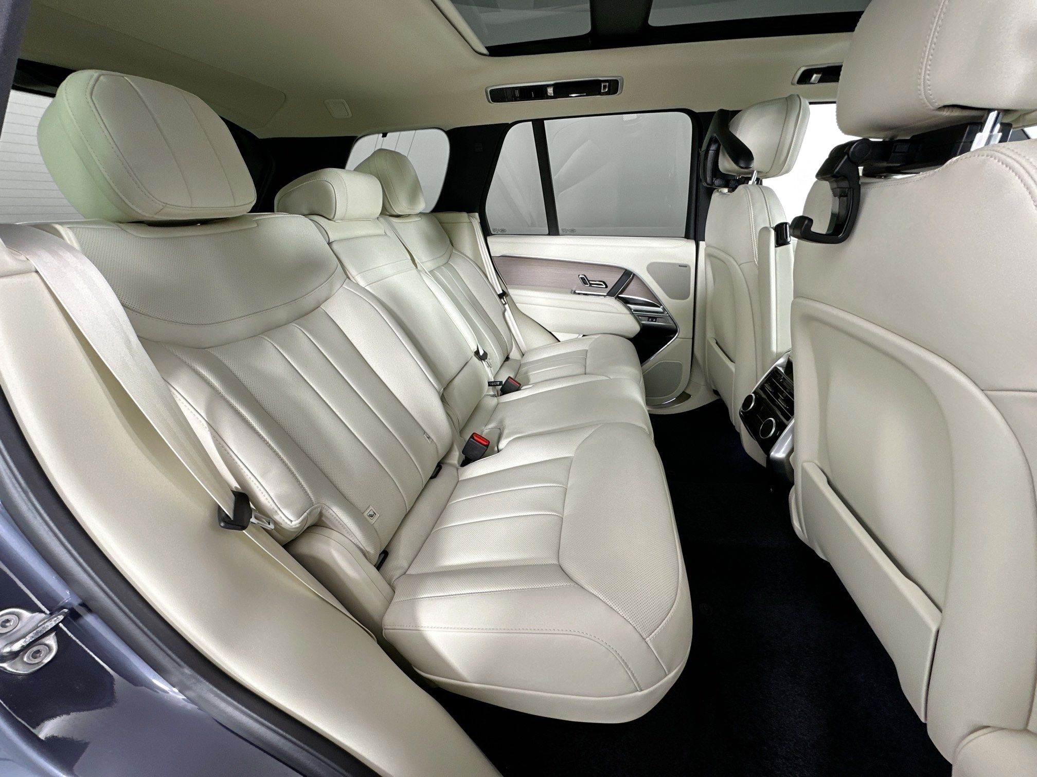 new 2026 Land Rover Range Rover Plug-In Hybrid car, priced at $135,525