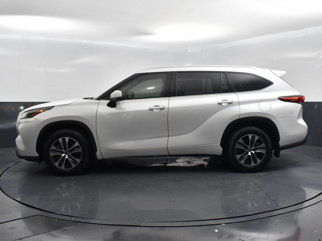 2022 Toyota Highlander XLE Beige at Victoria Chrysler Dodge Jeep Ram