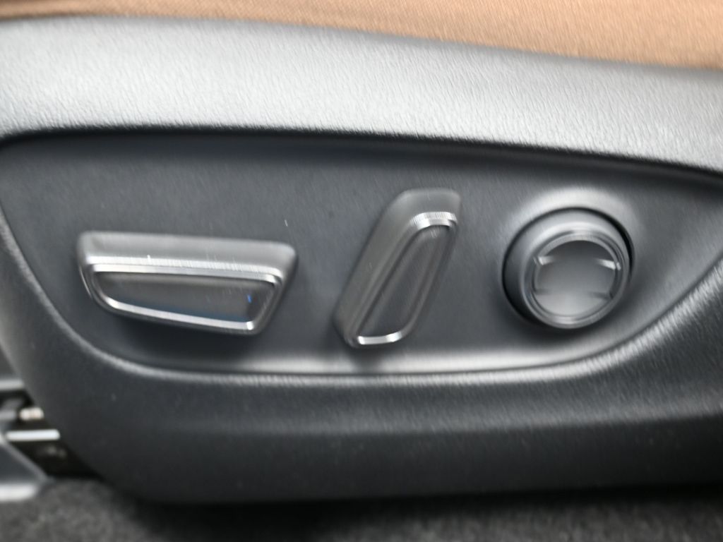 2025 Toyota RAV4 XLE - 6