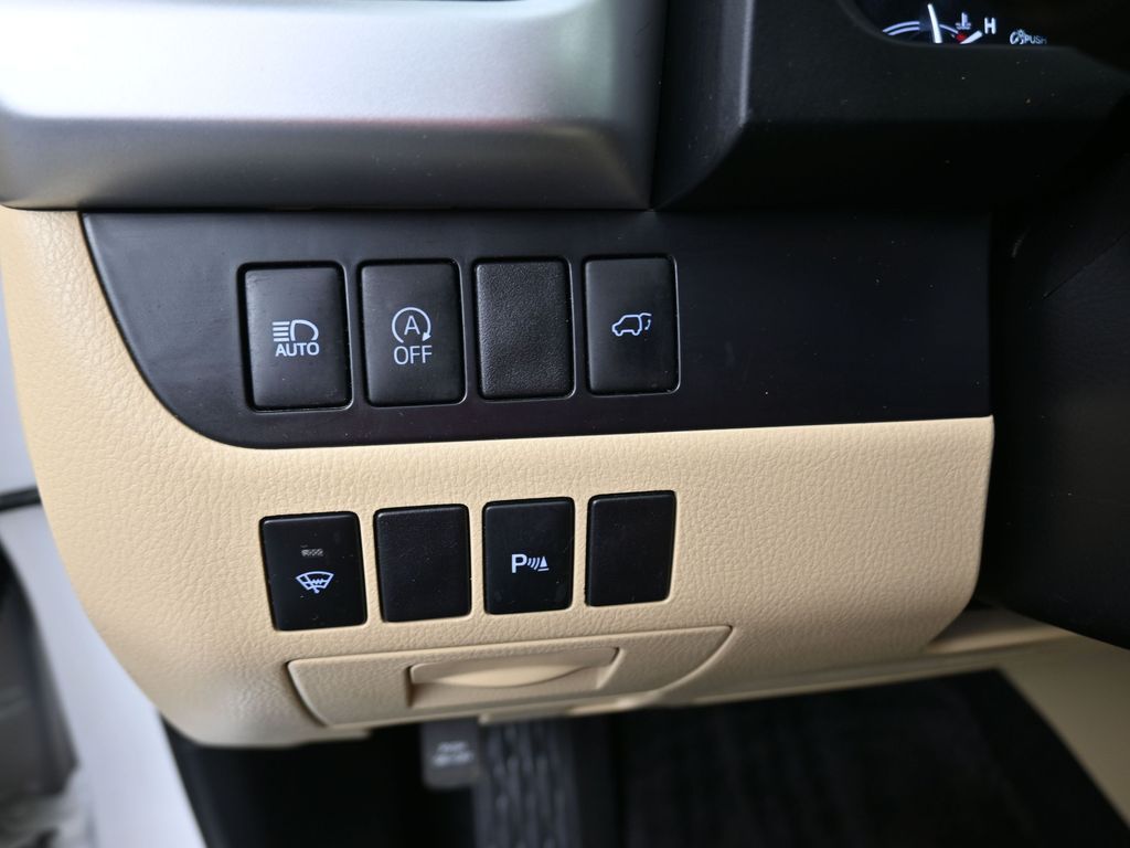 2018 Toyota Highlander Limited White at Toyota of Victoria