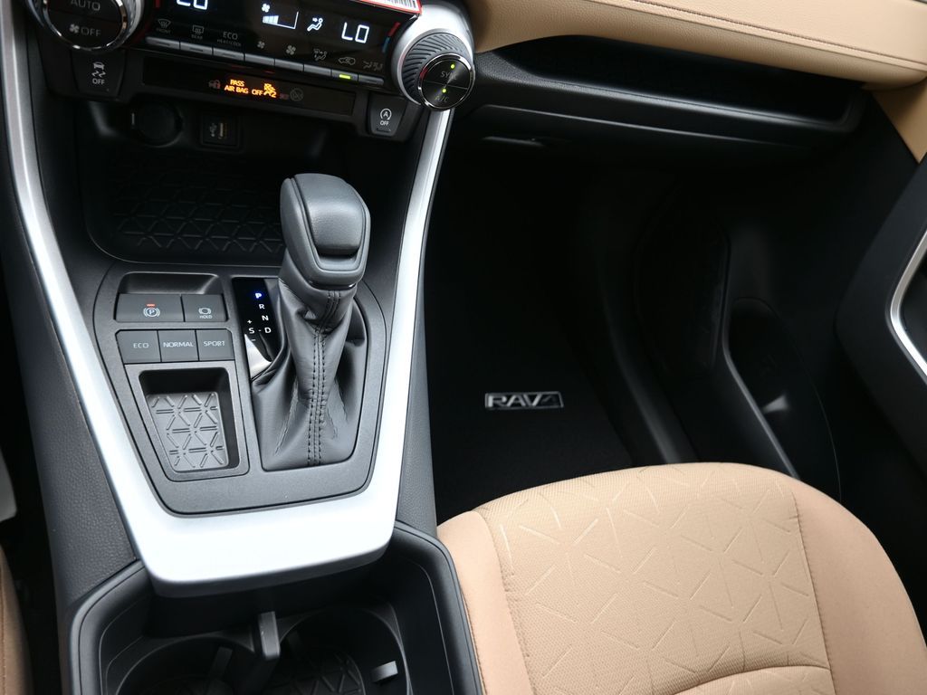 2025 Toyota RAV4 XLE - 8
