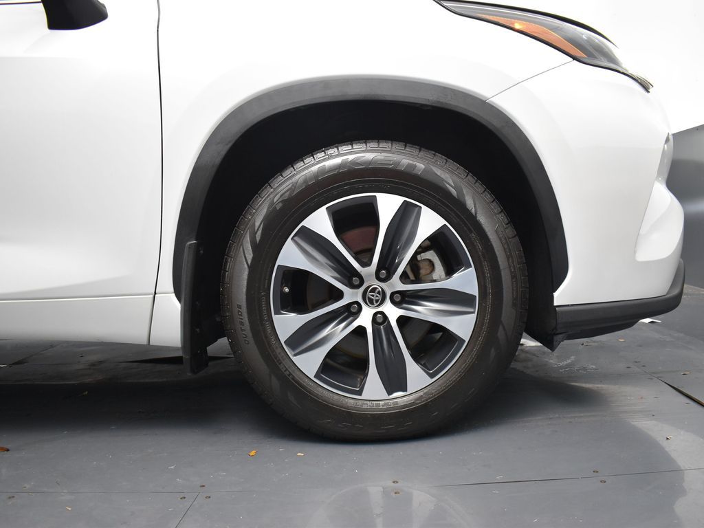 2022 Toyota Highlander XLE Beige at Victoria Chrysler Dodge Jeep Ram