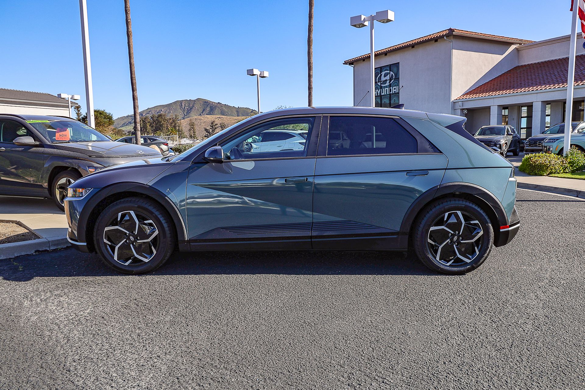 View vehicle photo 7