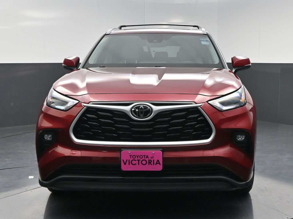 2022 Toyota Highlander XLE Red at Victoria Chrysler Dodge Jeep Ram