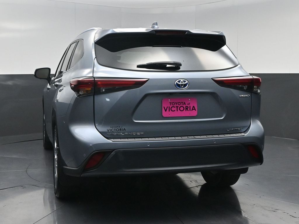 2024 Toyota Highlander Hybrid Limited  at Toyota of Victoria