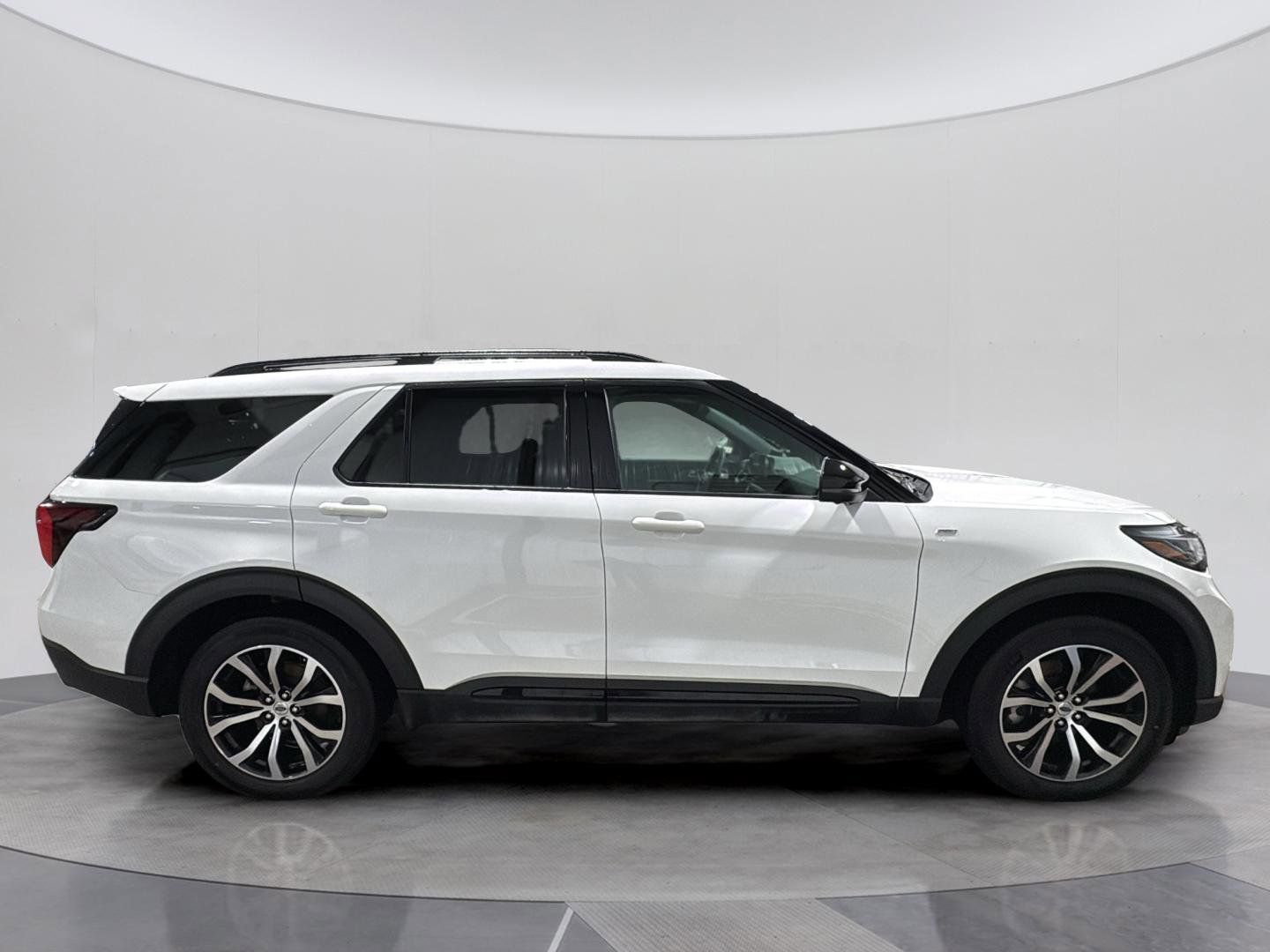 2026 Ford Explorer ST-Line - Photo 8