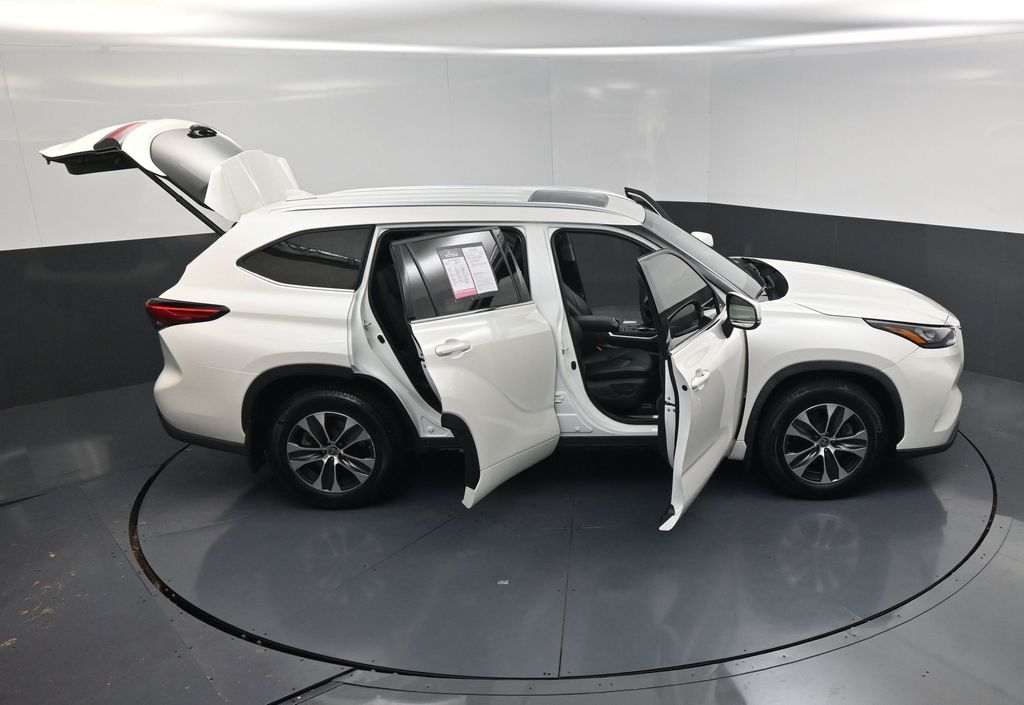 2020 Toyota Highlander XLE White at Emmons Autoplex