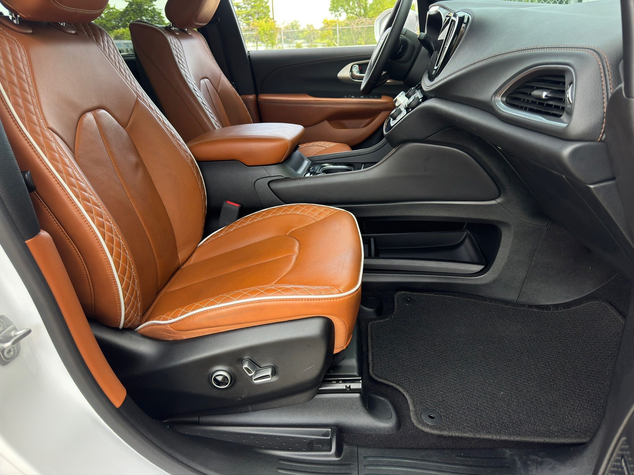 2024 Chrysler Pacifica Pinnacle White at Community Honda