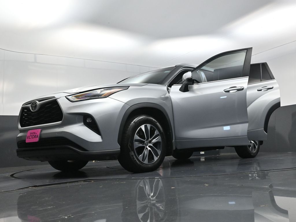 2024 Toyota Highlander XLE Silver at Gullo Toyota