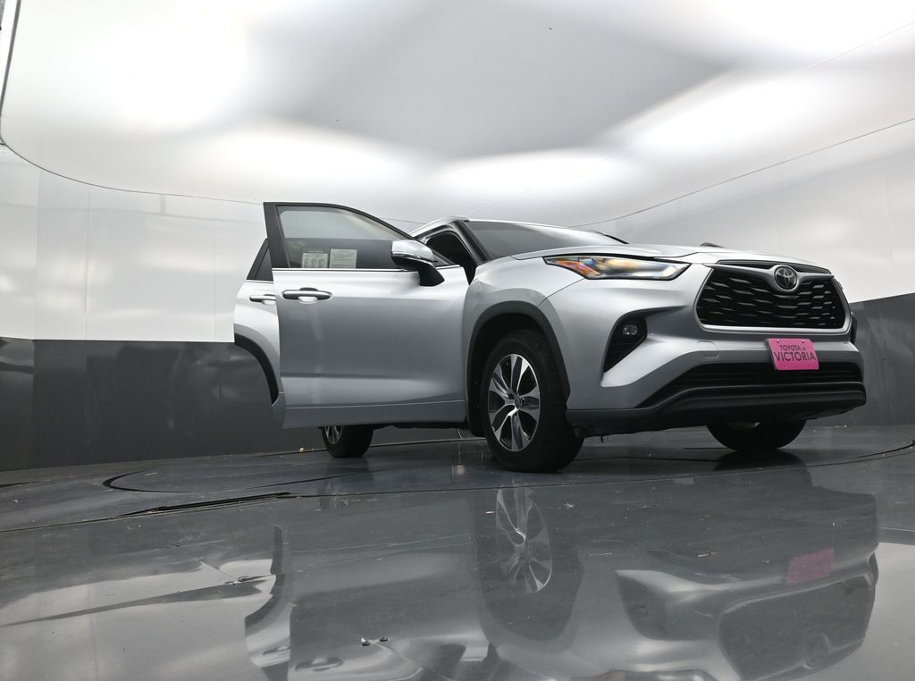 2024 Toyota Highlander XLE Silver at Gullo Toyota