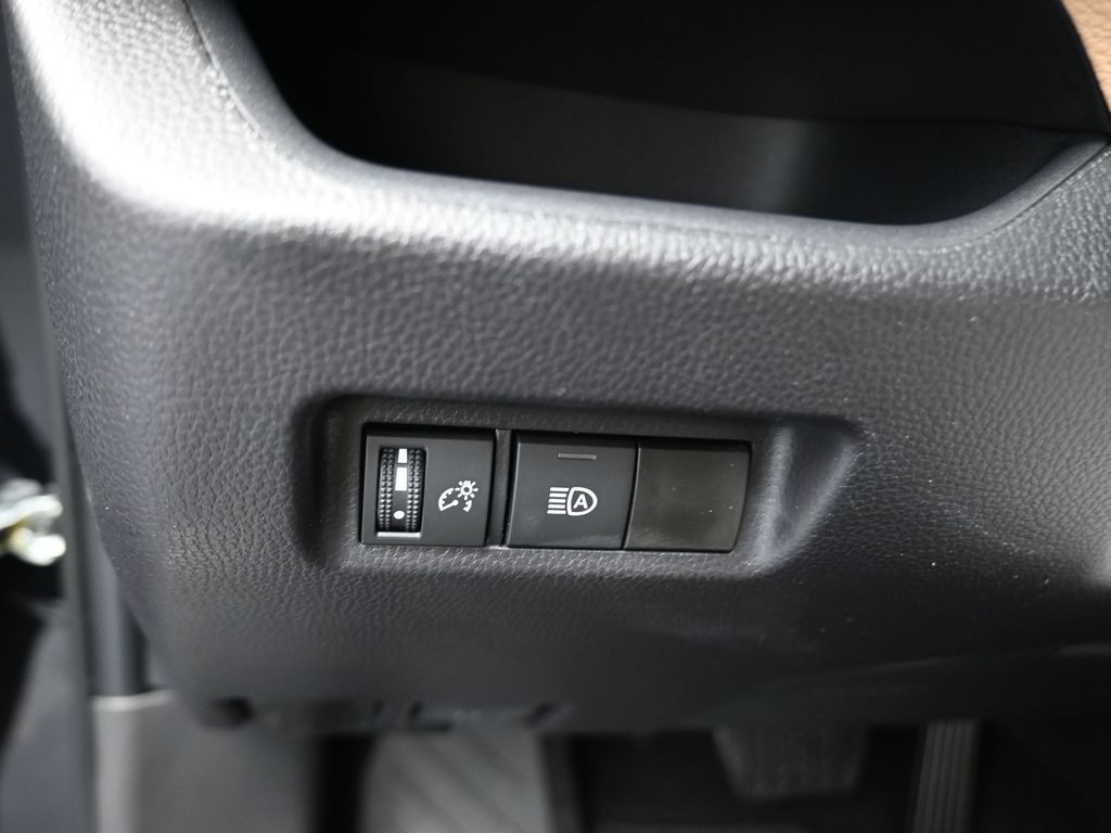 2025 Toyota RAV4 XLE - 11