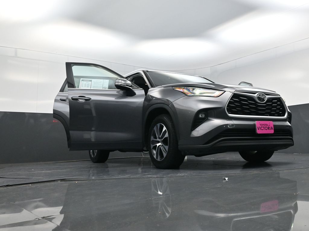 2022 Toyota Highlander XLE Gray at Gullo Toyota