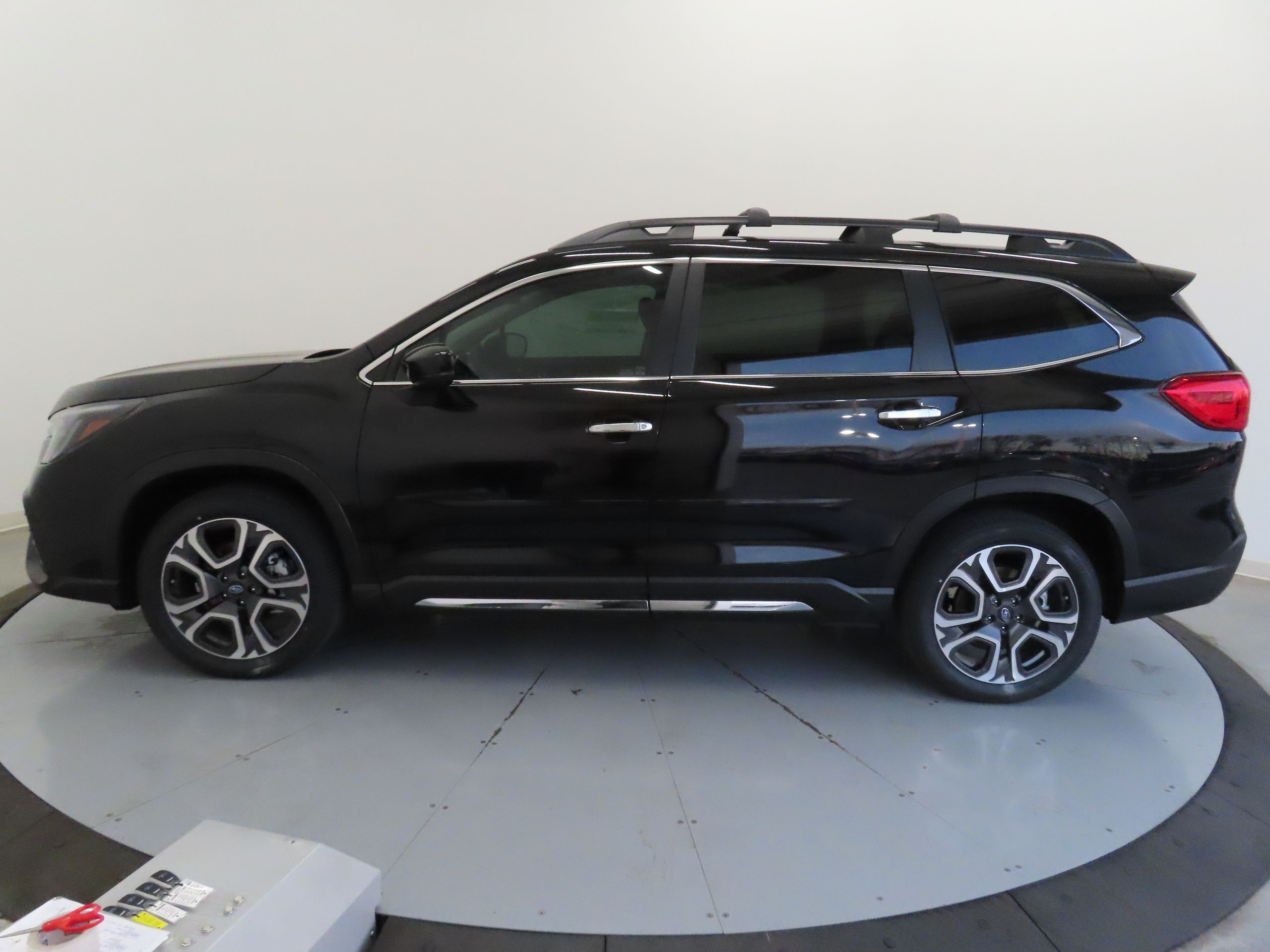 View vehicle photo 7
