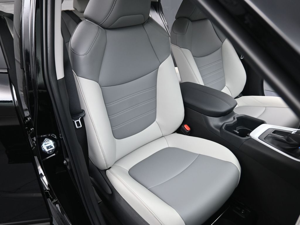 2025 Toyota RAV4 XLE Premium - 11
