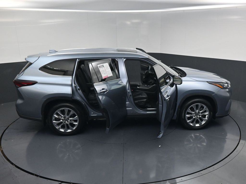 2024 Toyota Highlander Hybrid Limited  at Toyota of Victoria