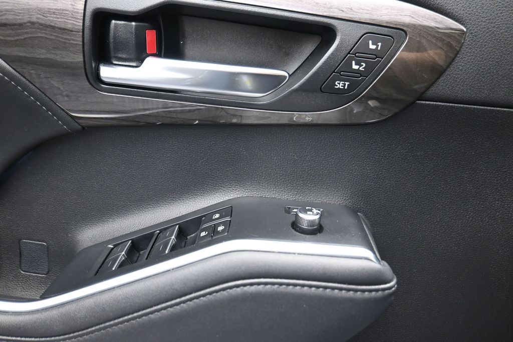 2024 Toyota Highlander Hybrid Limited  at Toyota of Victoria
