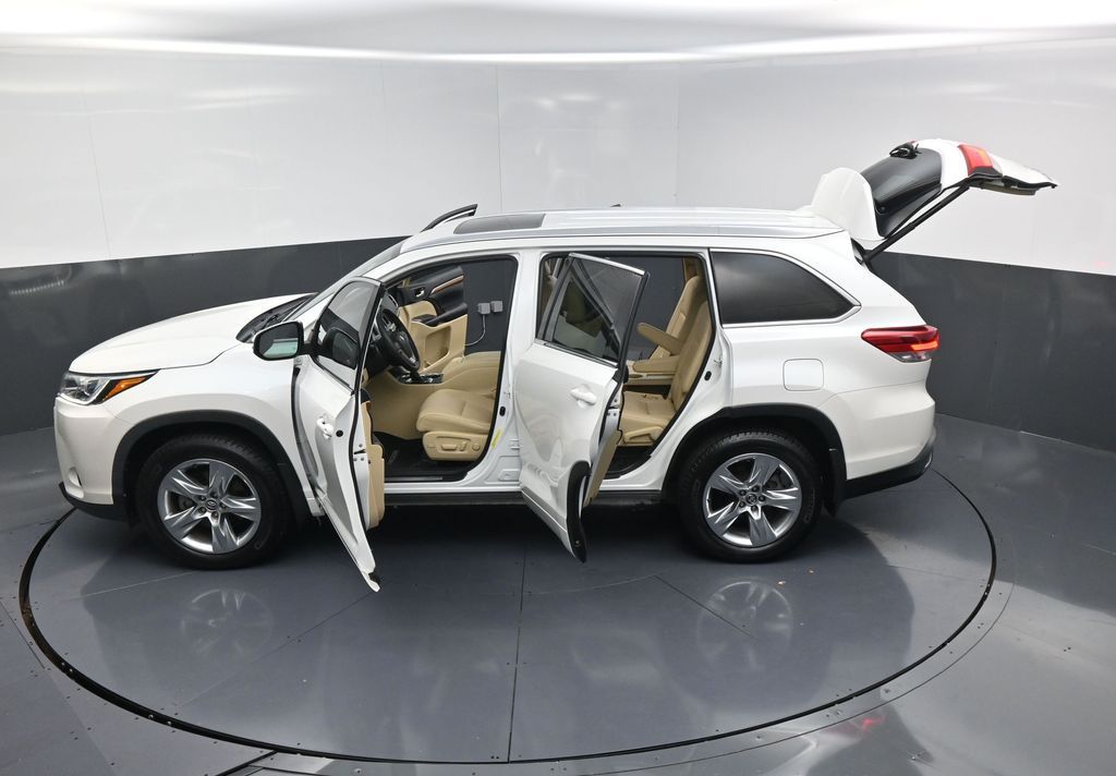 2018 Toyota Highlander Limited White at Toyota of Victoria
