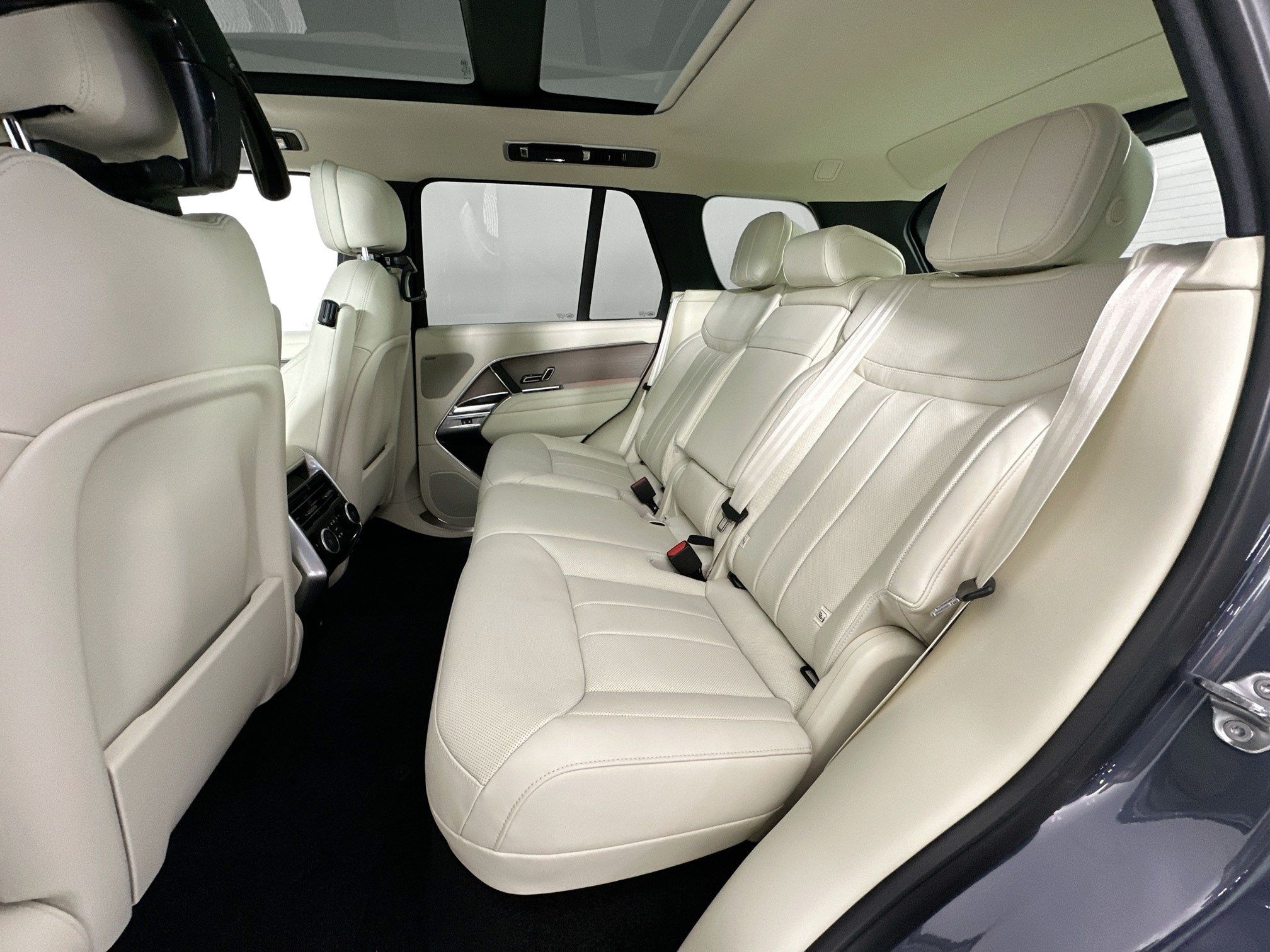 new 2026 Land Rover Range Rover Plug-In Hybrid car, priced at $135,525