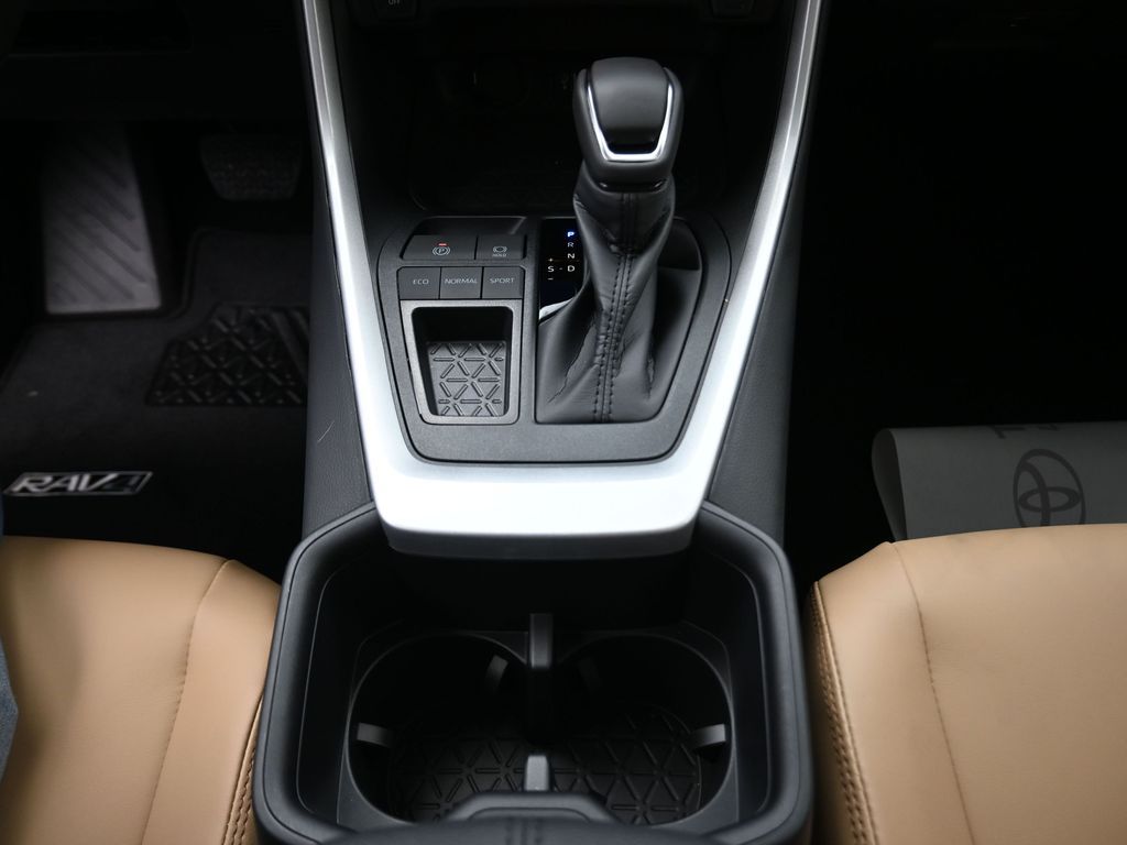 2025 Toyota RAV4 XLE Premium - 8