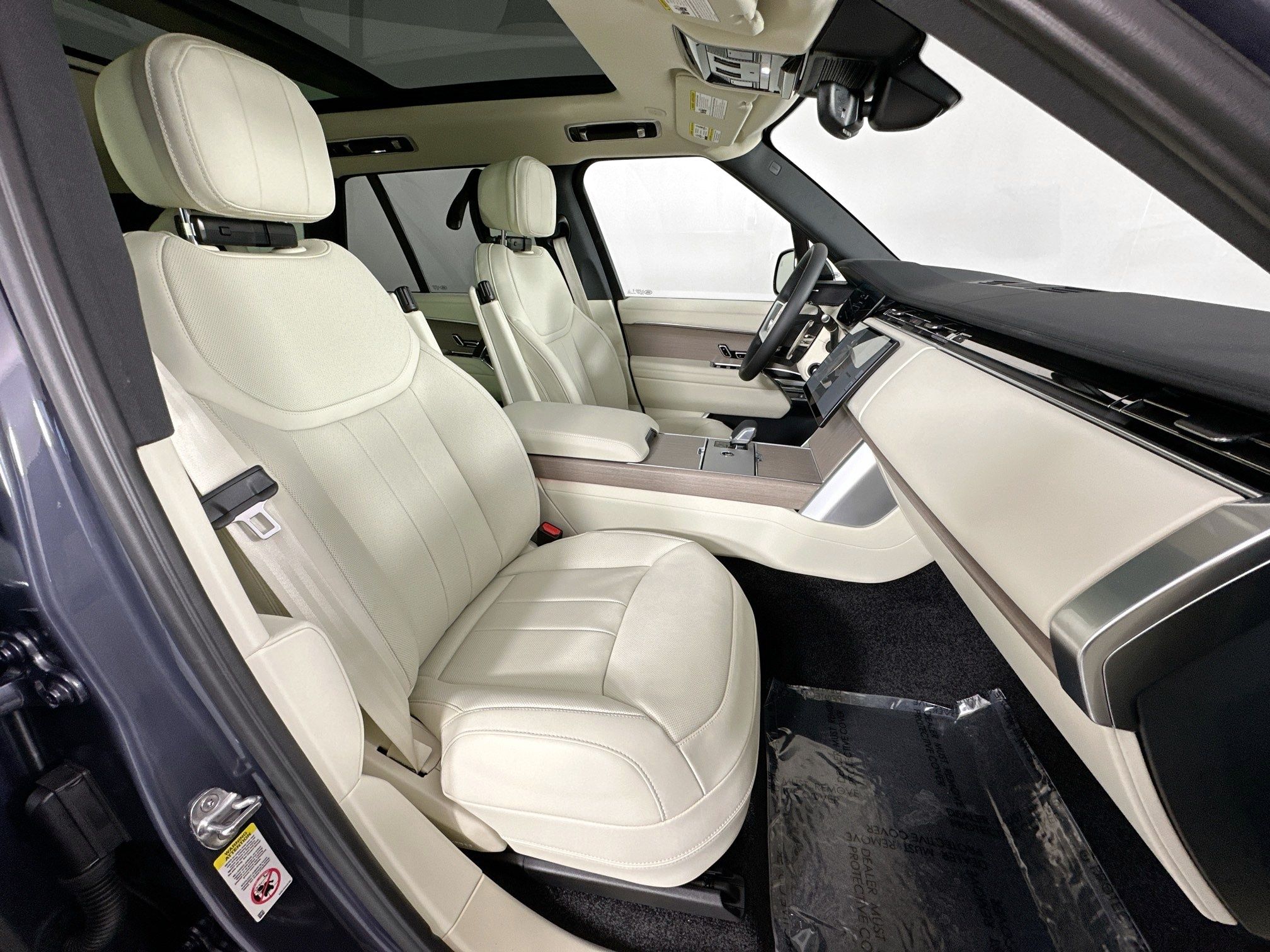 new 2026 Land Rover Range Rover Plug-In Hybrid car, priced at $135,525