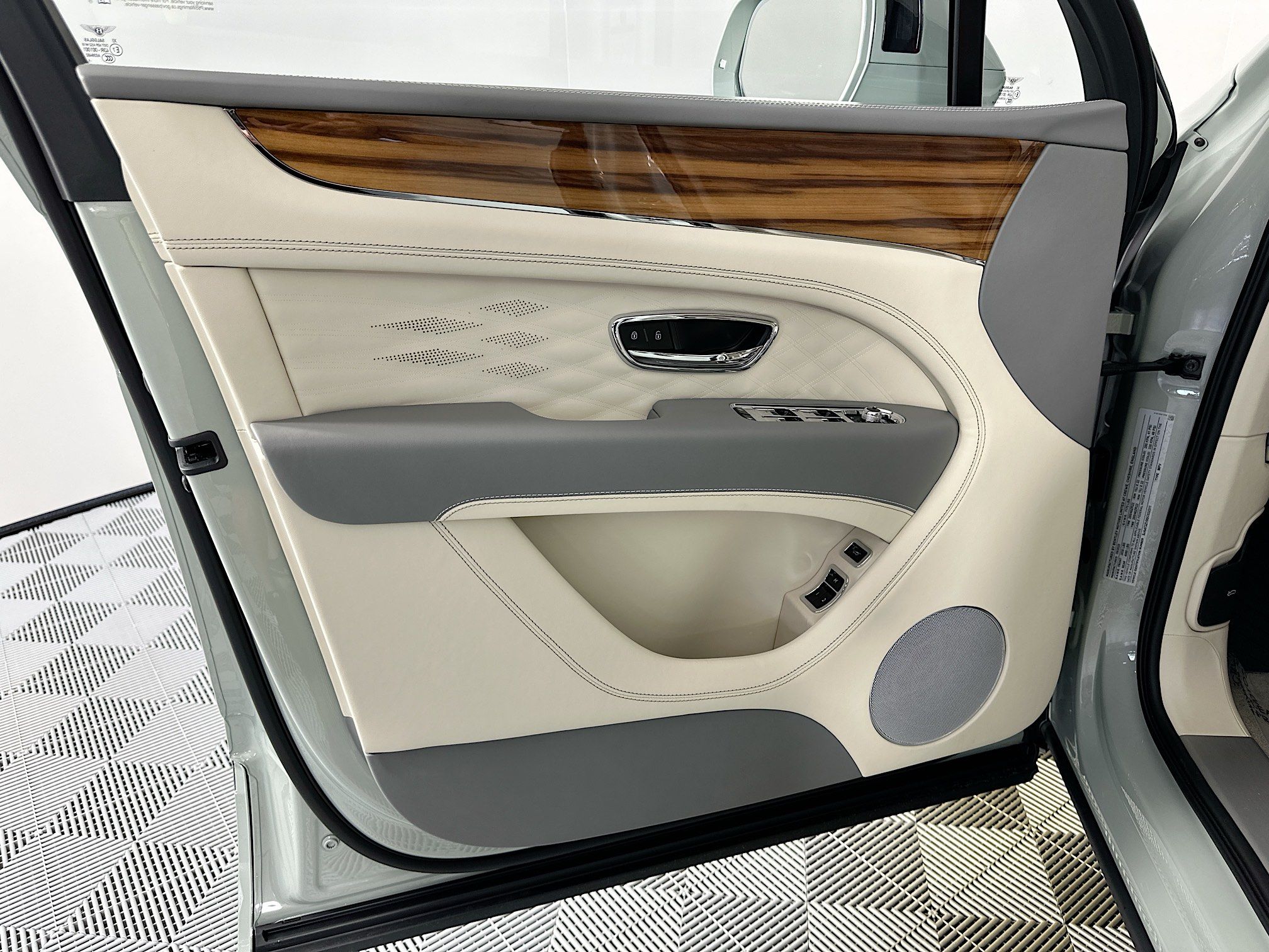 new 2025 Bentley Bentayga car