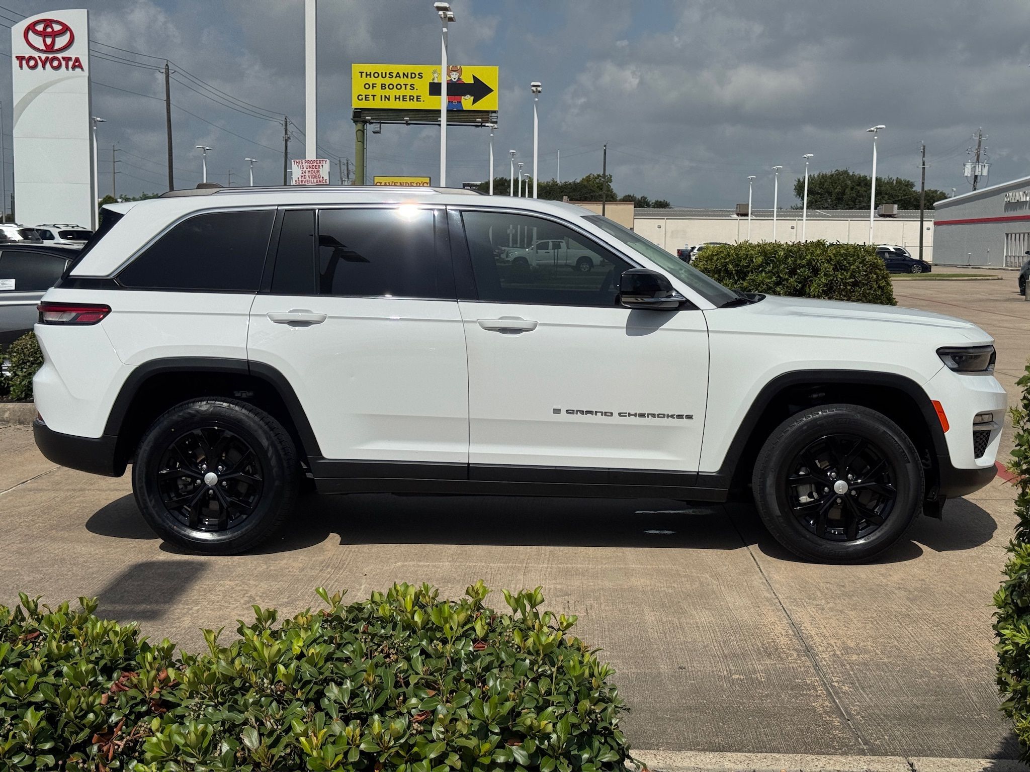 2023 Jeep Grand Cherokee Limited White at River Oaks CDJR