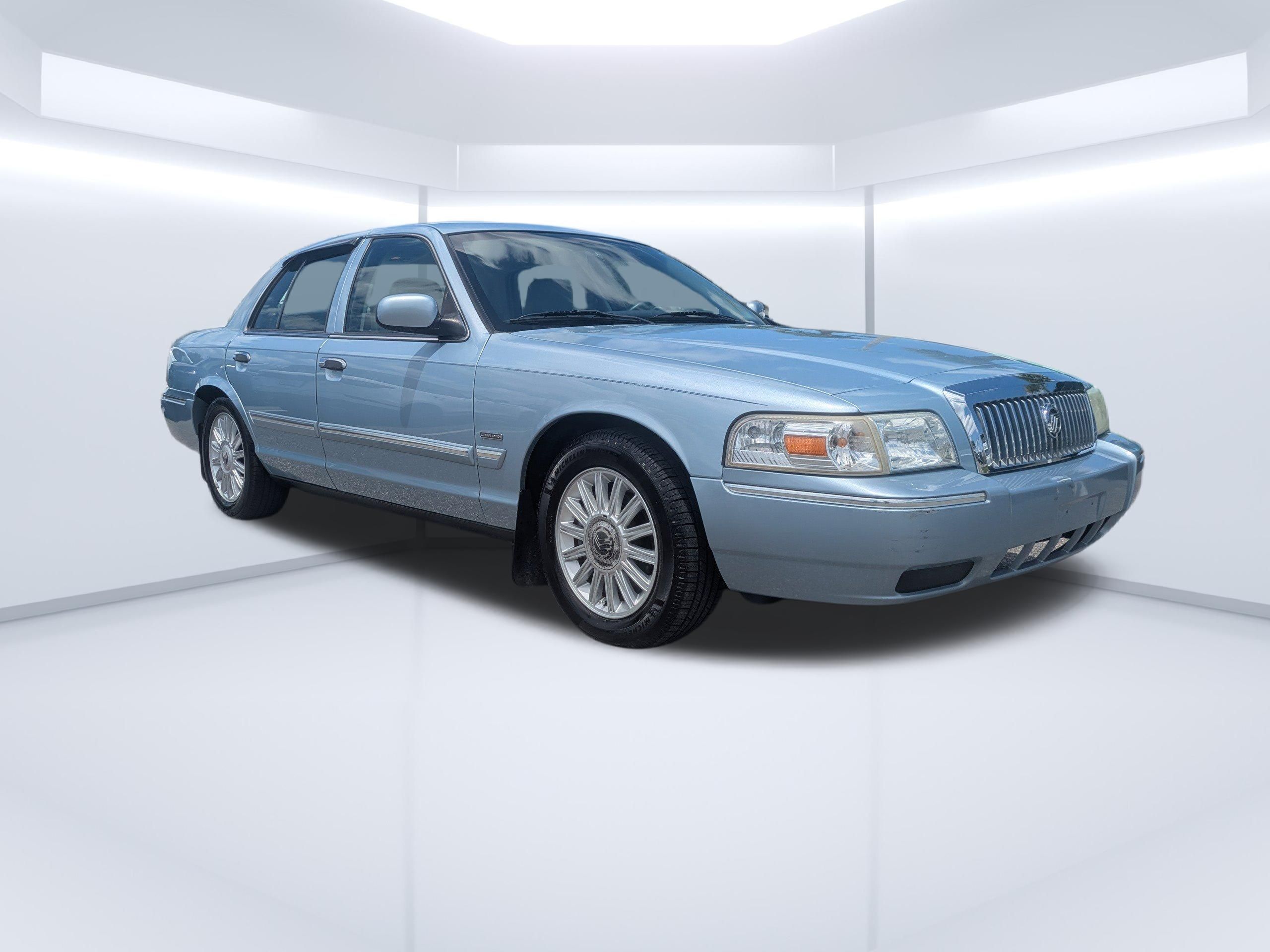 2010 Mercury Grand Marquis LS's photo