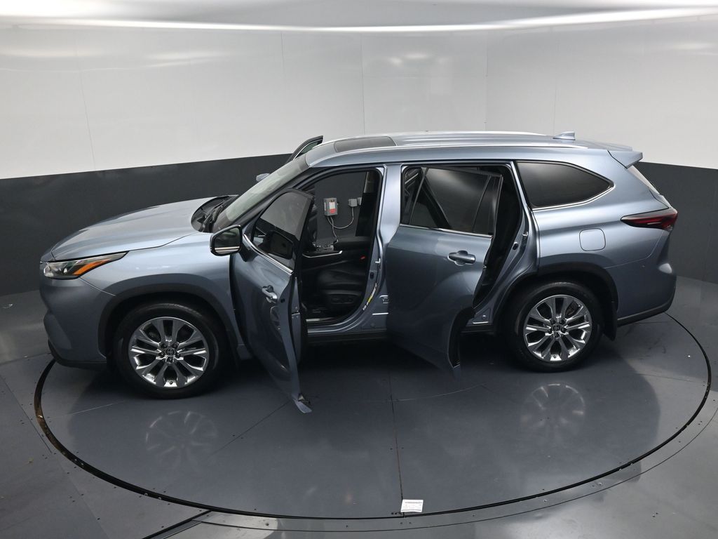 2024 Toyota Highlander Hybrid Limited  at Toyota of Victoria