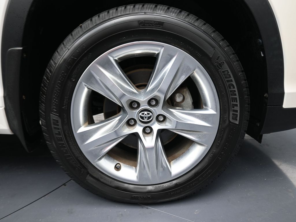 2018 Toyota Highlander Limited White at Toyota of Victoria