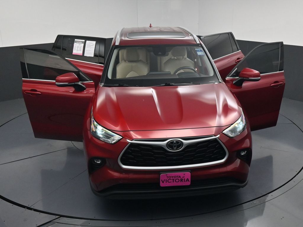 2022 Toyota Highlander XLE Red at Emmons Autoplex