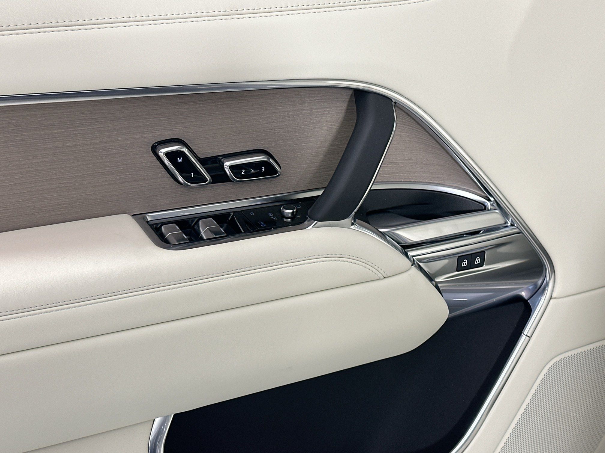 new 2026 Land Rover Range Rover Plug-In Hybrid car, priced at $135,525