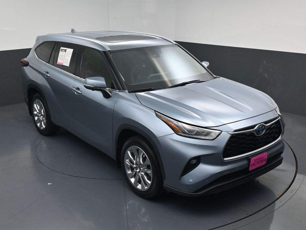 2024 Toyota Highlander Hybrid Limited  at Toyota of Victoria