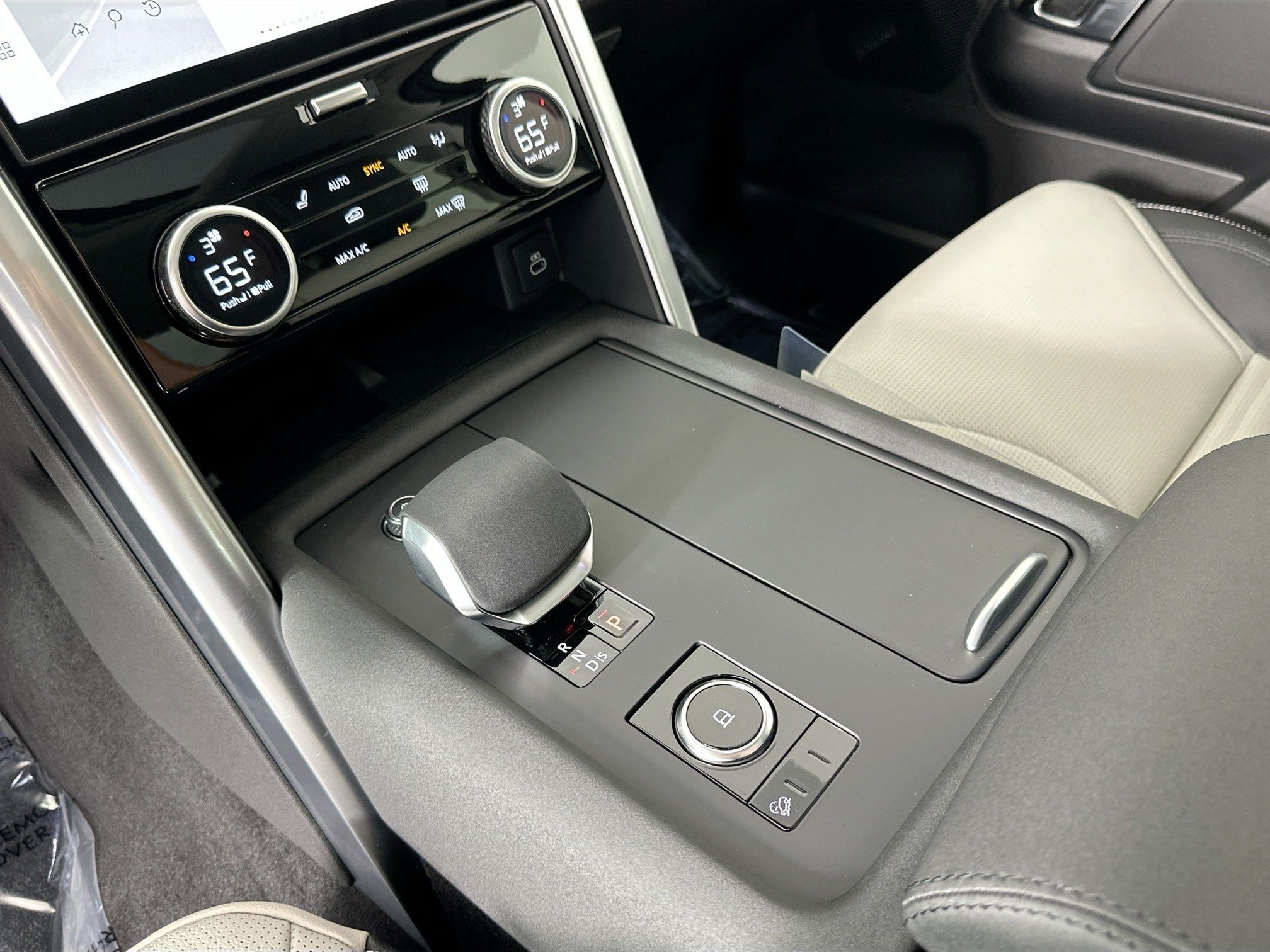 used 2025 Land Rover Discovery car, priced at $49,995