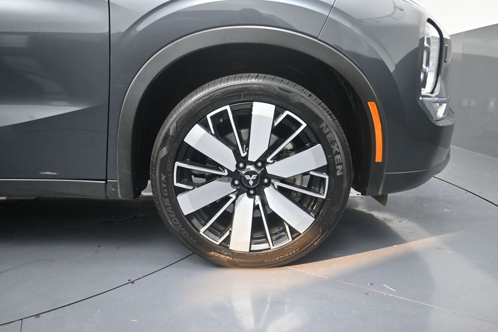 2025 Mitsubishi Outlander SE Silver at North Houston Mitsubishi