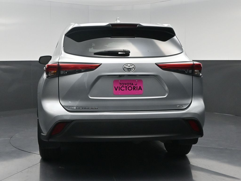 2022 Toyota Highlander XLE Silver at Don McGill Toyota