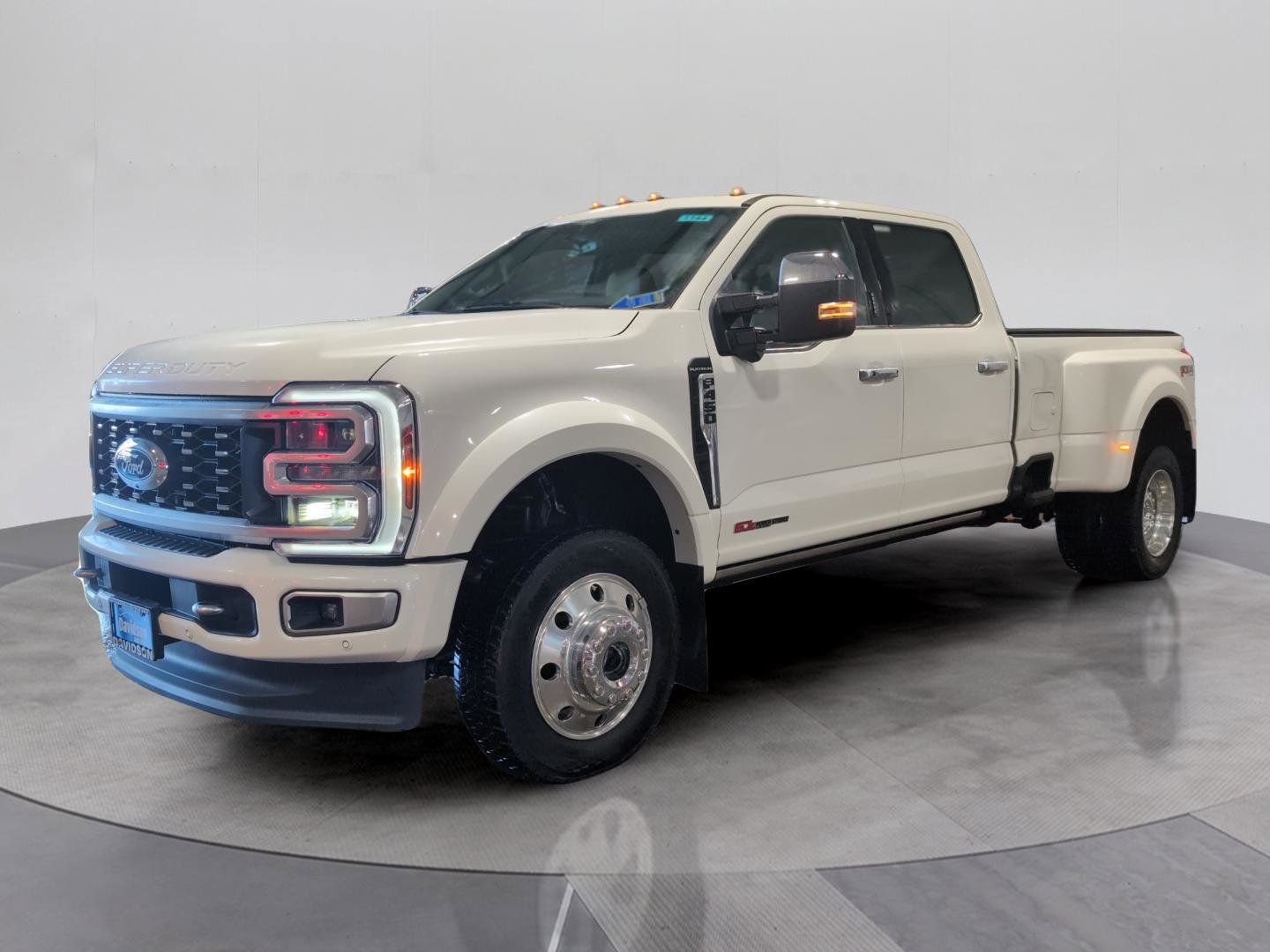 2024 Ford F-450 Super Duty Platinum's photo