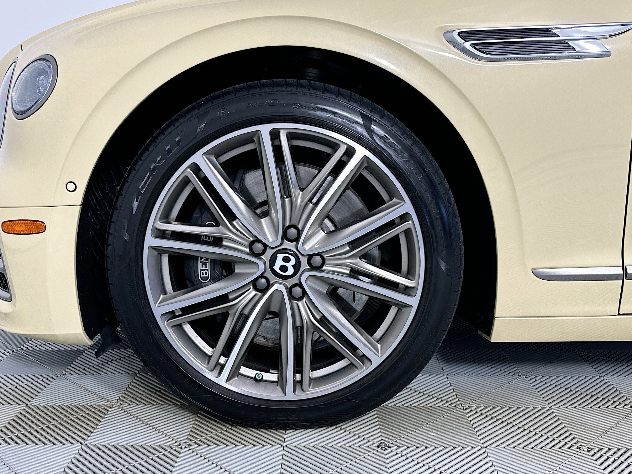 used 2023 Bentley Flying Spur Hybrid car, priced at $198,998