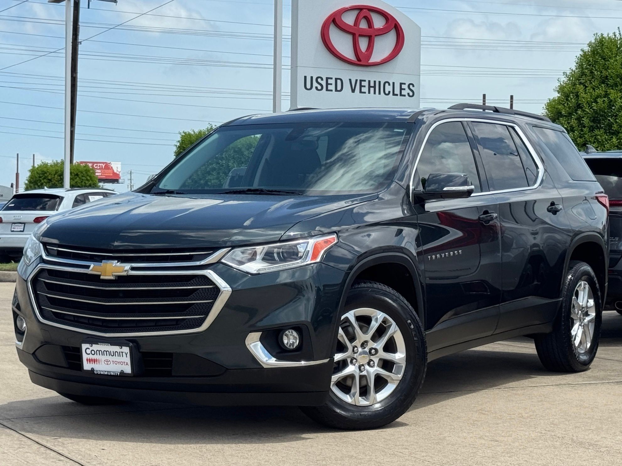 2020 Chevrolet Traverse LT Gray at Community Kia