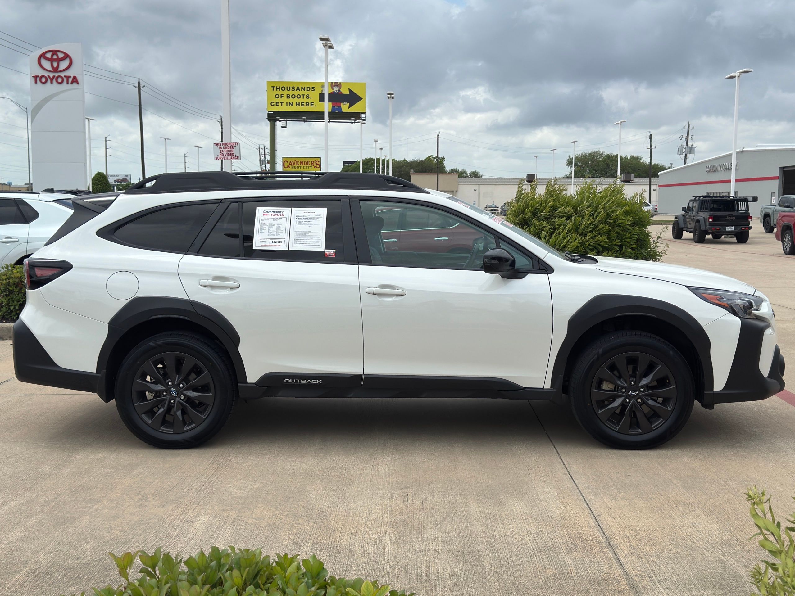 2025 Subaru Outback Onyx Edition White at Gullo Toyota