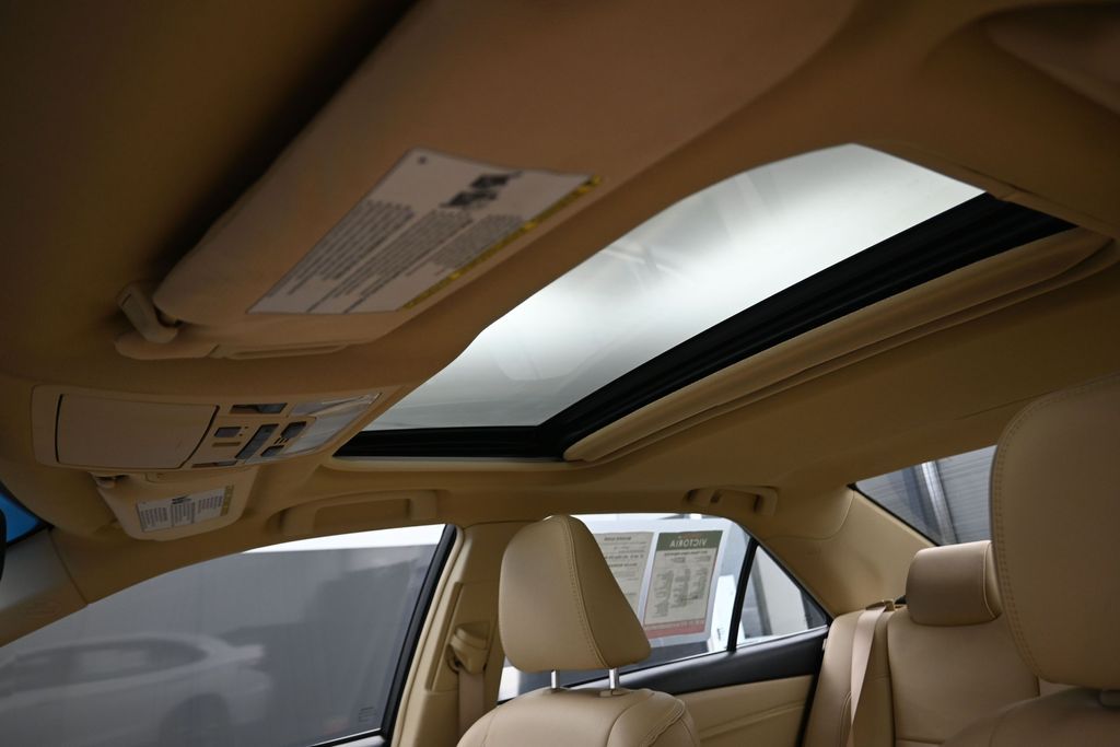 2017 Toyota Camry Hybrid XLE - 11