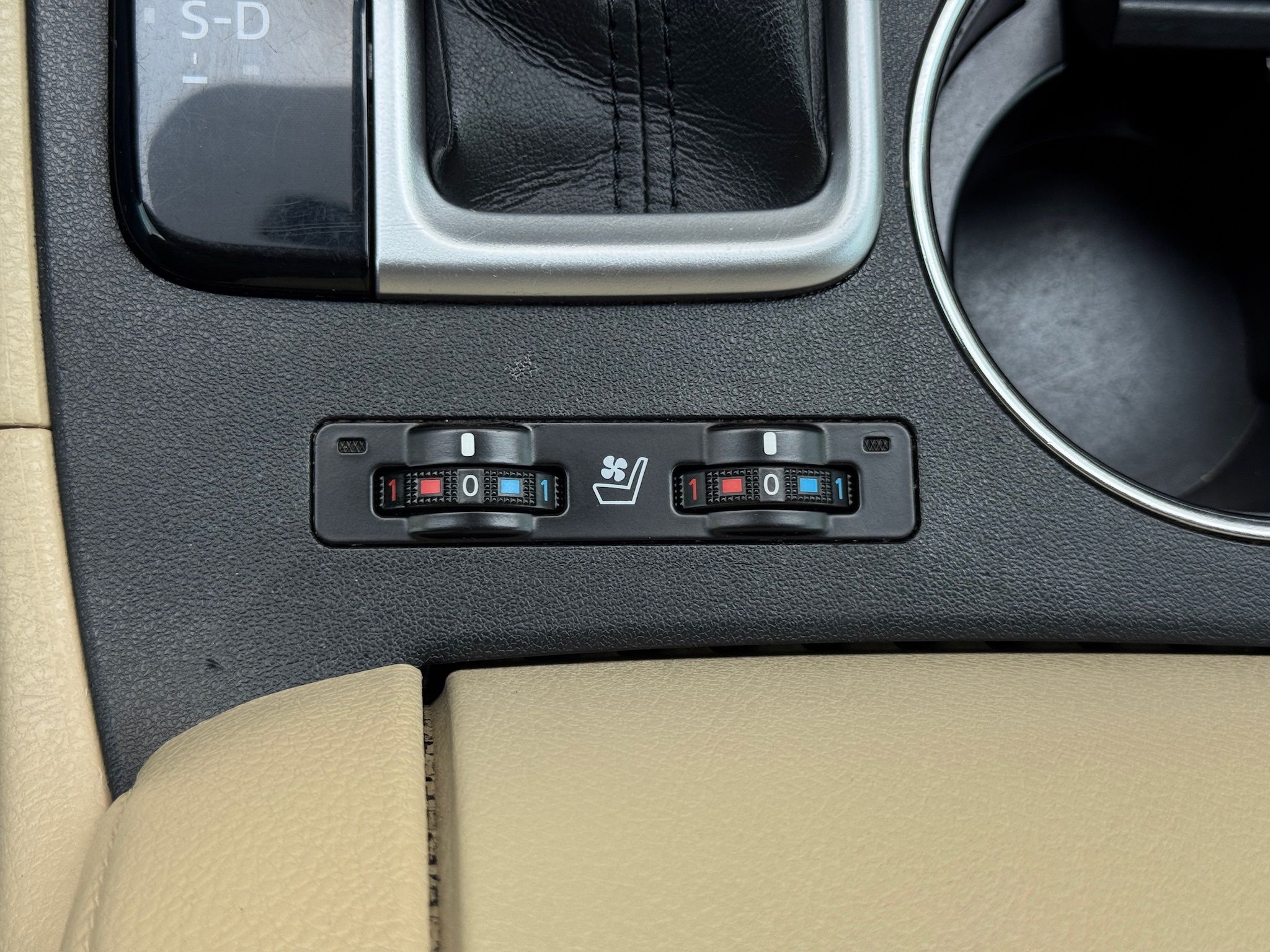 2019 Toyota Highlander Limited Platinum White at Gullo Toyota