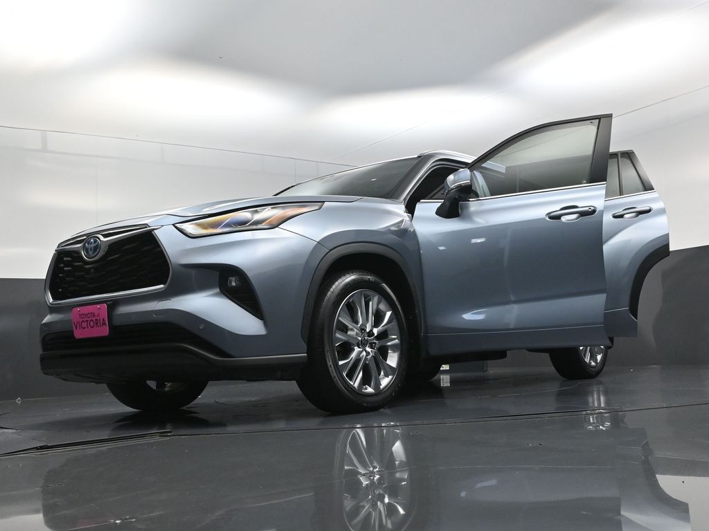 2024 Toyota Highlander Hybrid Limited  at Toyota of Victoria