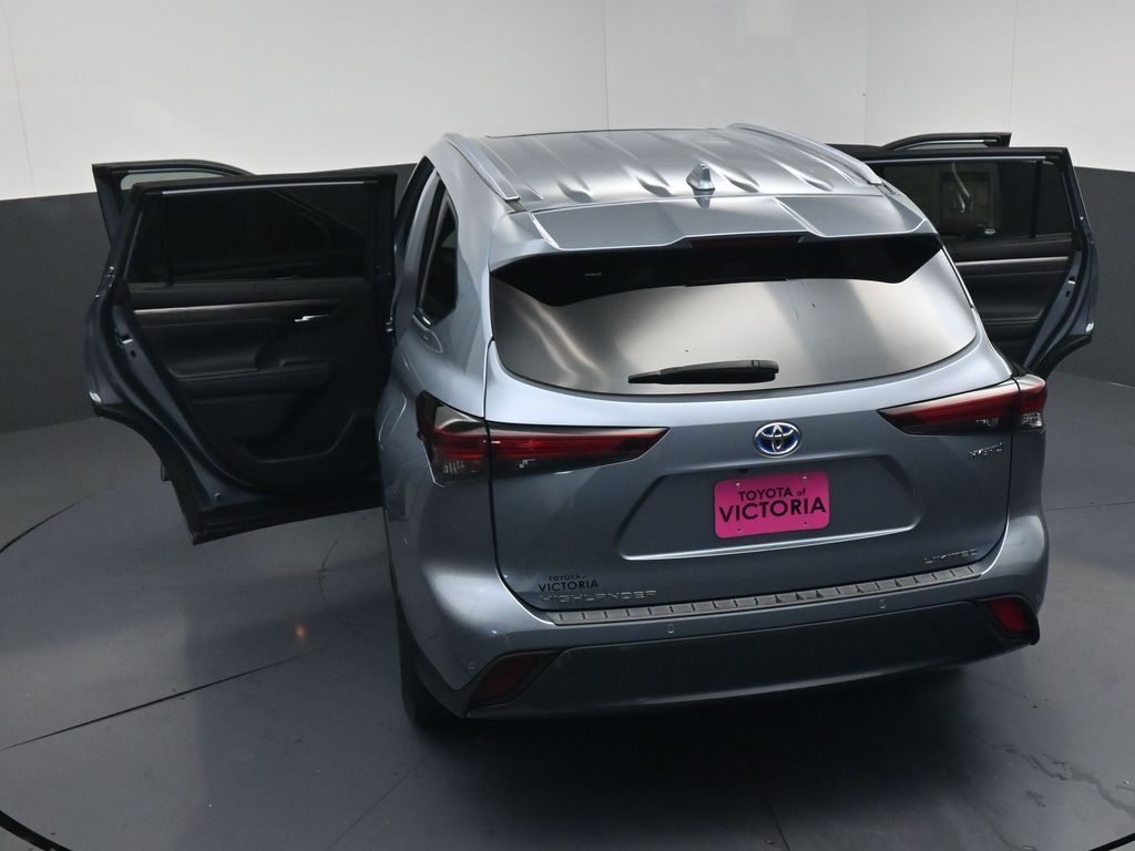 2024 Toyota Highlander Hybrid Limited  at Toyota of Victoria