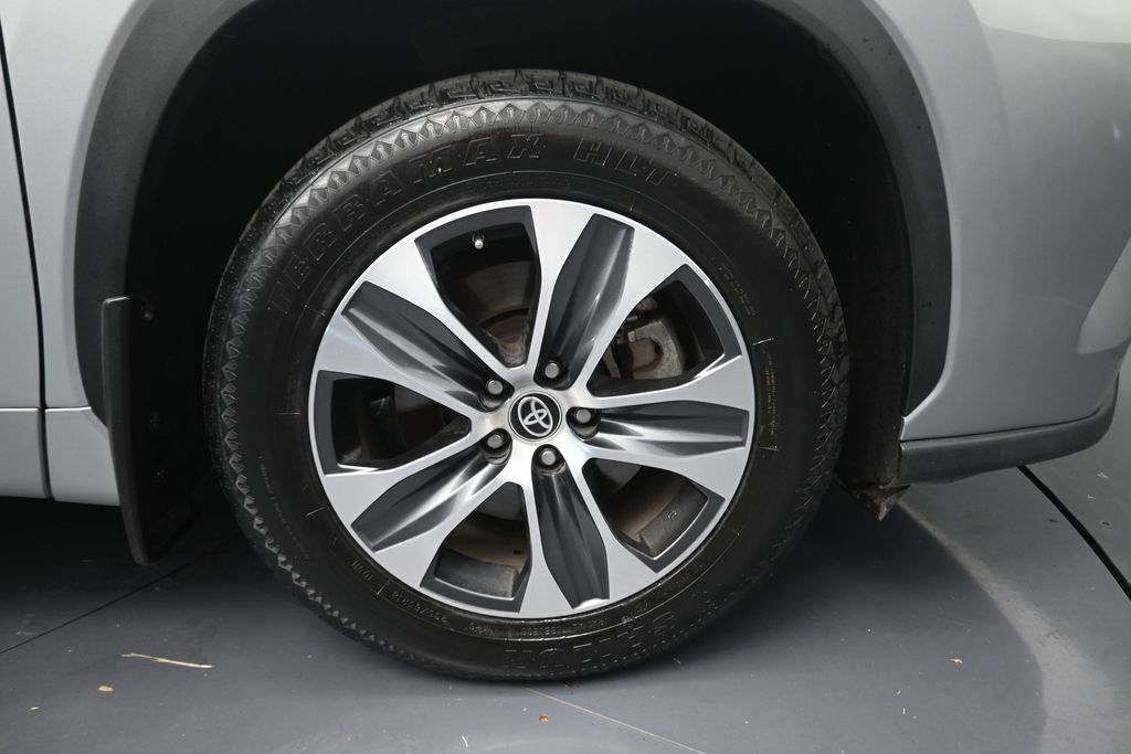 2024 Toyota Highlander XLE Silver at Gullo Toyota