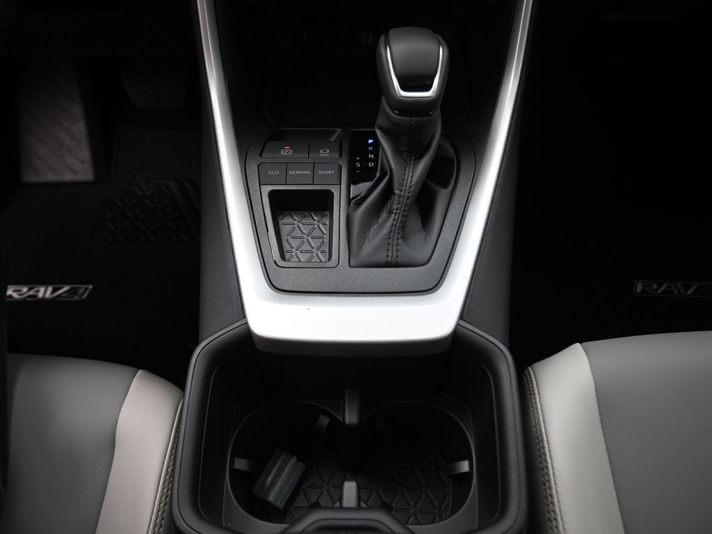 2025 Toyota RAV4 XLE Premium - 8