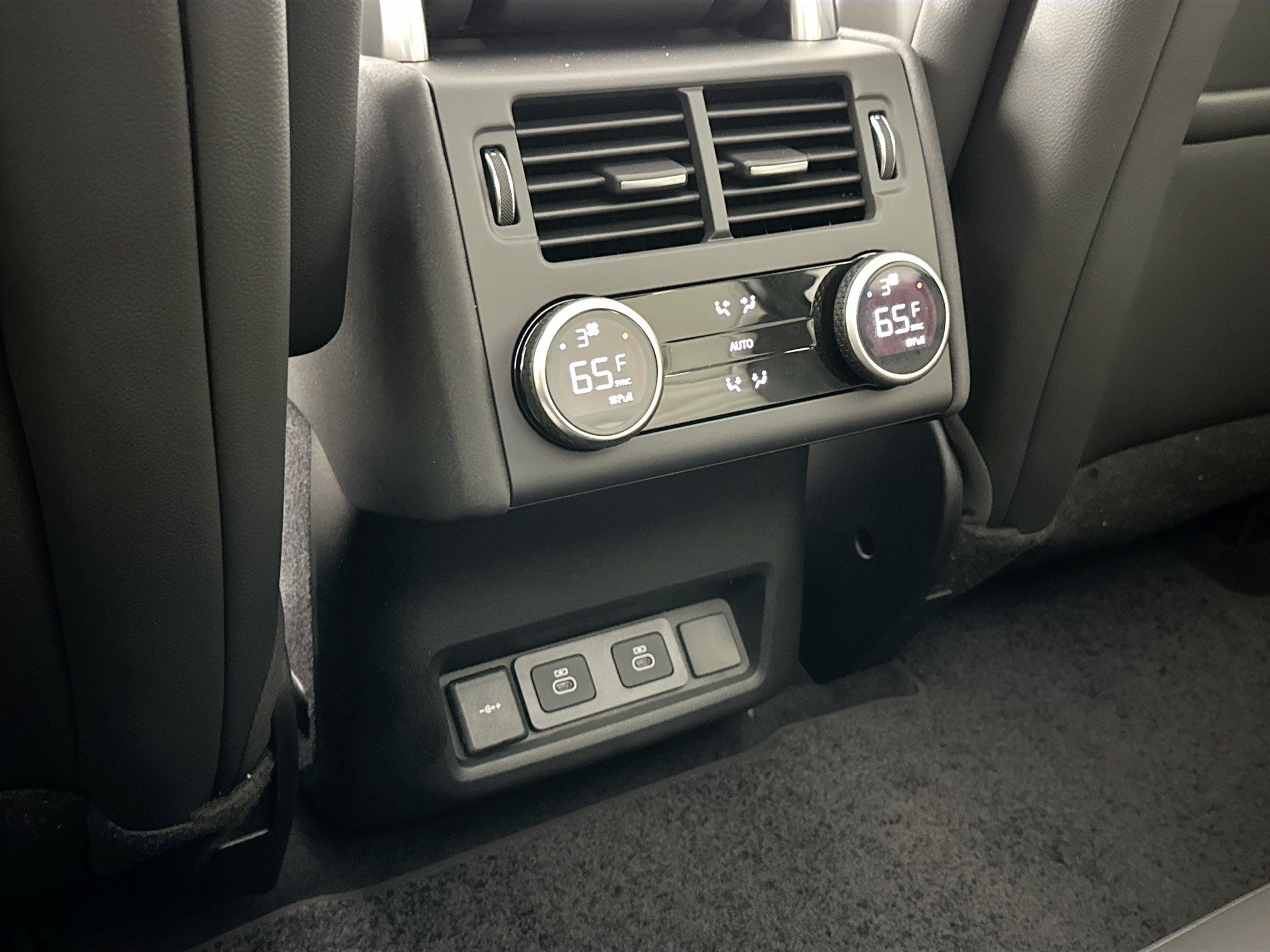 used 2025 Land Rover Discovery car, priced at $49,995