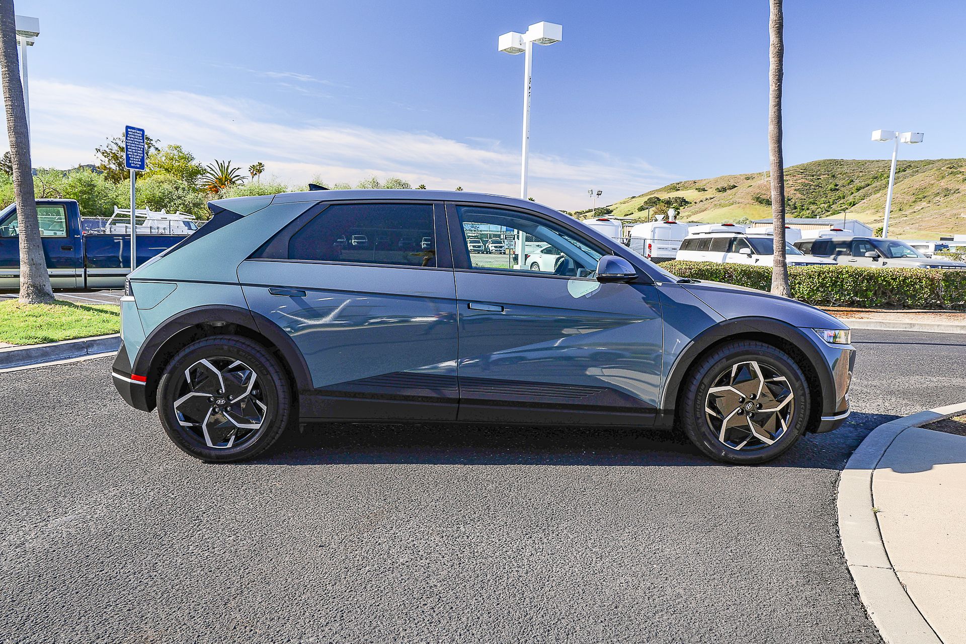 View vehicle photo 3