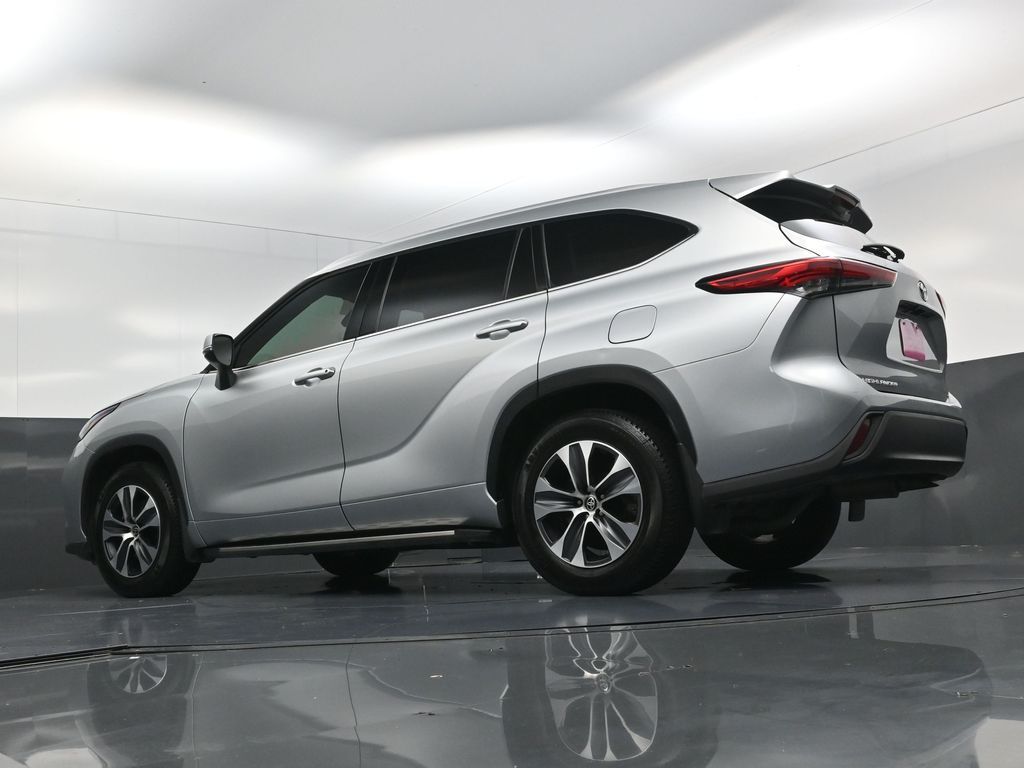 2022 Toyota Highlander XLE Silver at Don McGill Toyota