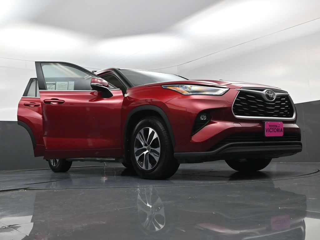 2022 Toyota Highlander XLE Red at Victoria Chrysler Dodge Jeep Ram